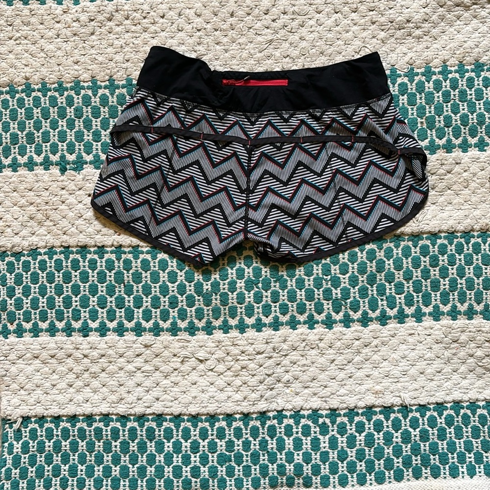 Lululemon Size 8 Black Zigzag Patterned Shorts - image 2